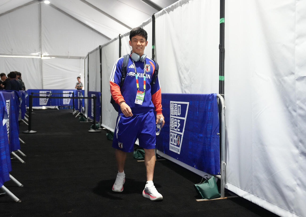 現地時間10日、囲み取材を終え引き揚げる遠藤航（撮影・足立雅史）
