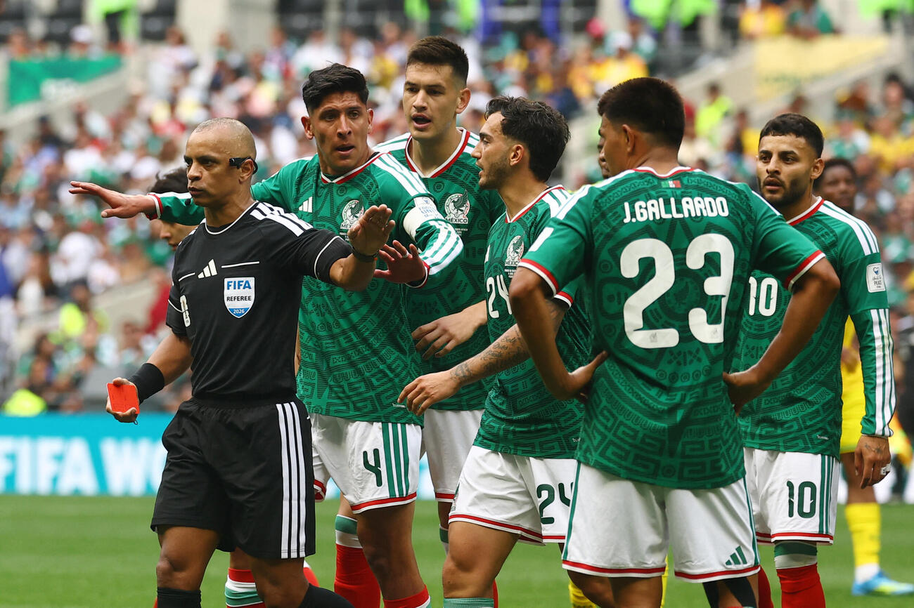 メキシコDFモンテス選手がサンパイオ主審からレッドカードを提示され、抗議するメキシコ代表（ロイター）
