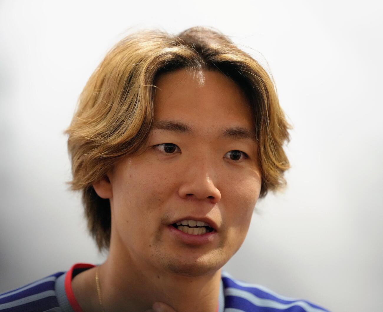 サッカー日本代表W杯北中米大会ベースキャンプ　練習後、取材に応じる板倉滉