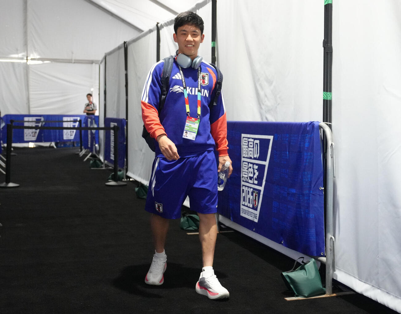 現地時間10日、囲み取材を終え引き揚げる遠藤航（撮影・足立雅史）