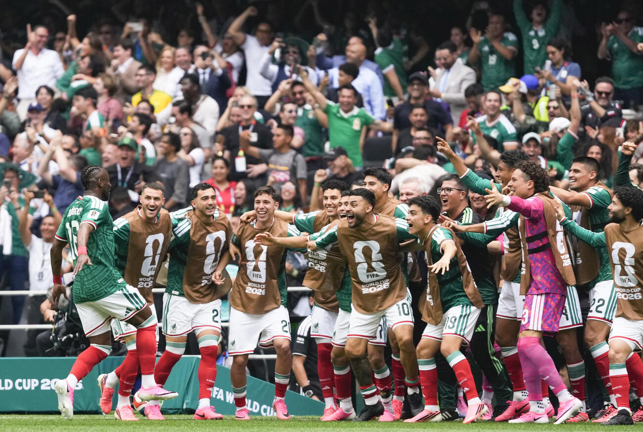 メキシコ－南アフリカ　前半、キニョネス（左端）が先制ゴールを決め喜ぶメキシコの選手たち（共同）