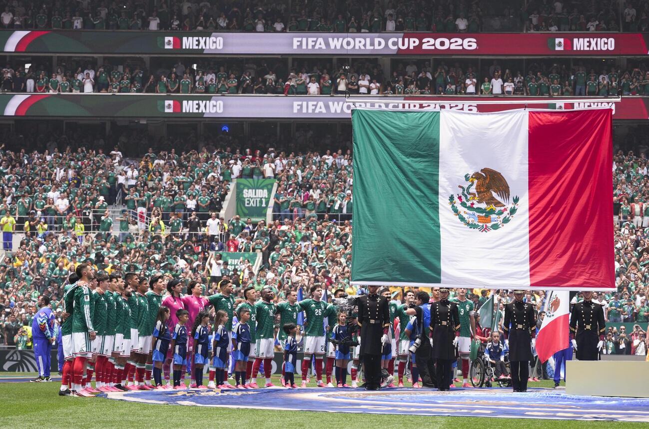 南アフリカ戦の試合前セレモニーで整列するメキシコの選手たち（共同）