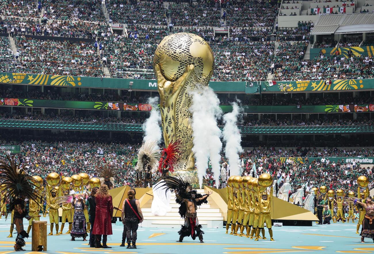 メキシコ－南アフリカ戦を前に行われた開幕セレモニーに登場した巨大な優勝トロフィーのオブジェ（共同）