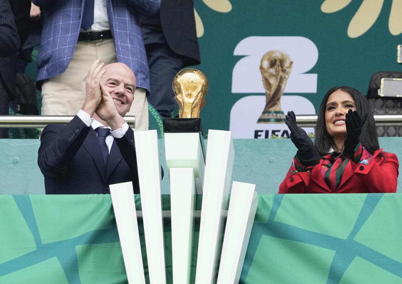 メキシコ－南アフリカ戦の観戦に訪れたFIFAのインファンティノ会長（左）（共同）