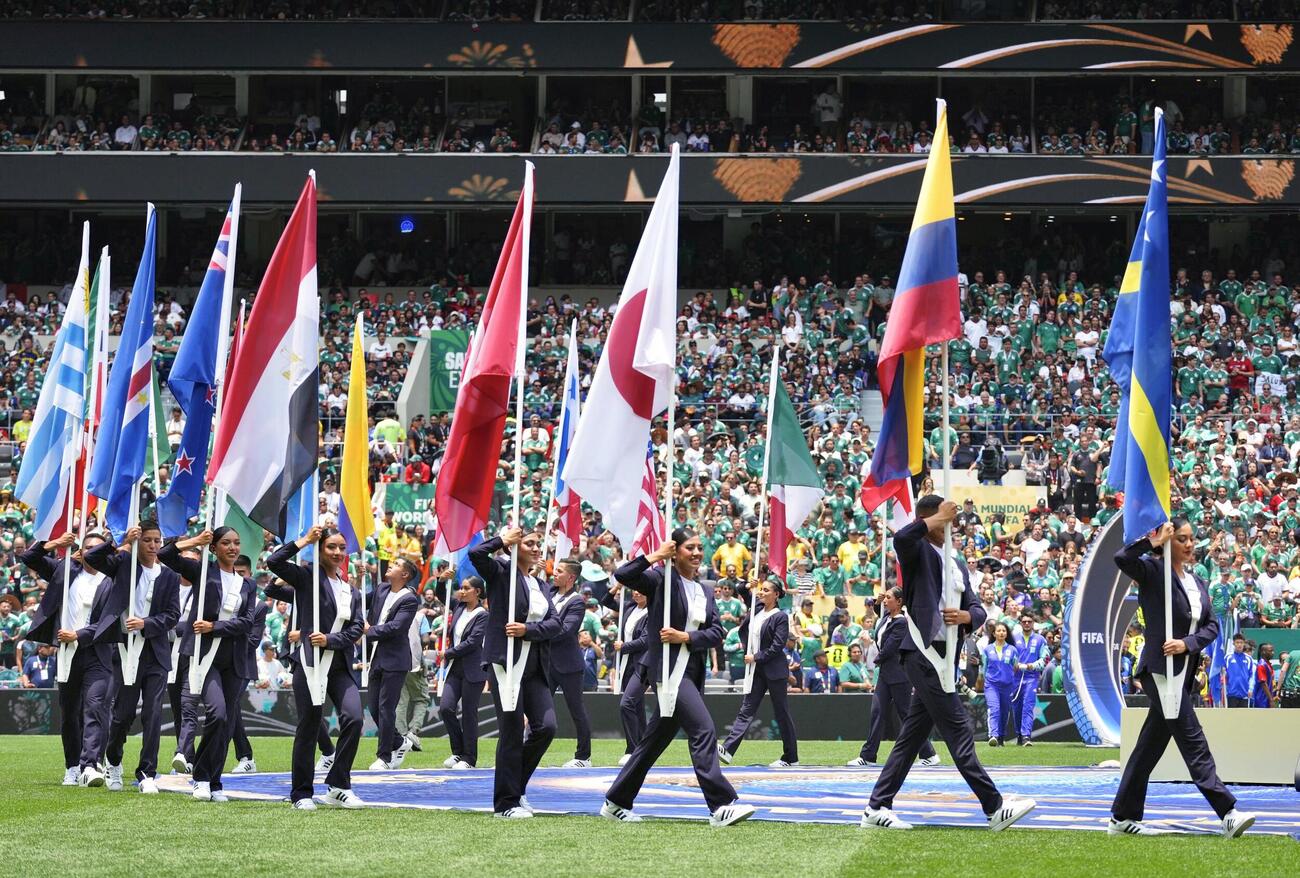 メキシコ－南アフリカ戦の試合前セレモニーで入場する各国の国旗（共同）