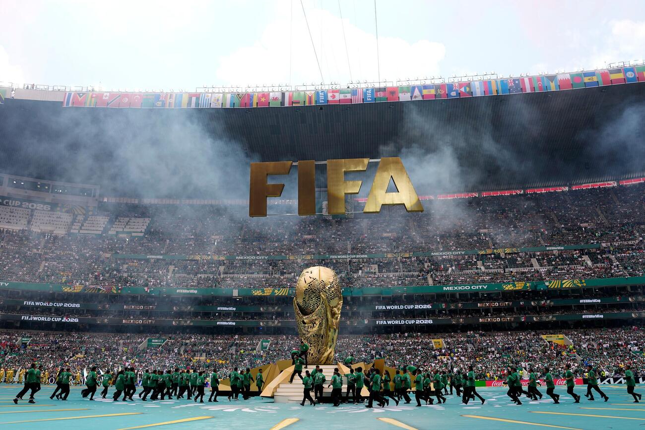 開会式で展示されたW杯トロフィーを模した巨大オブジェ（AP）