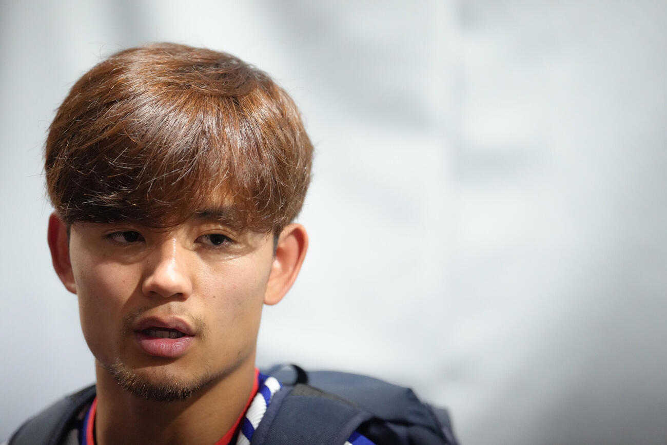 サッカー日本代表W杯北中米大会ベースキャンプ　練習後、取材に応じる久保建英（撮影・足立雅史）