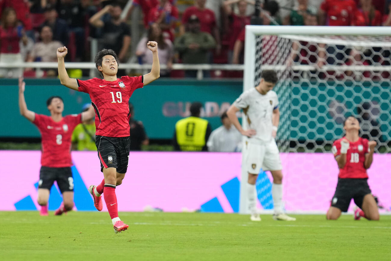 勝利に歓喜する韓国代表イレブン（AP）
