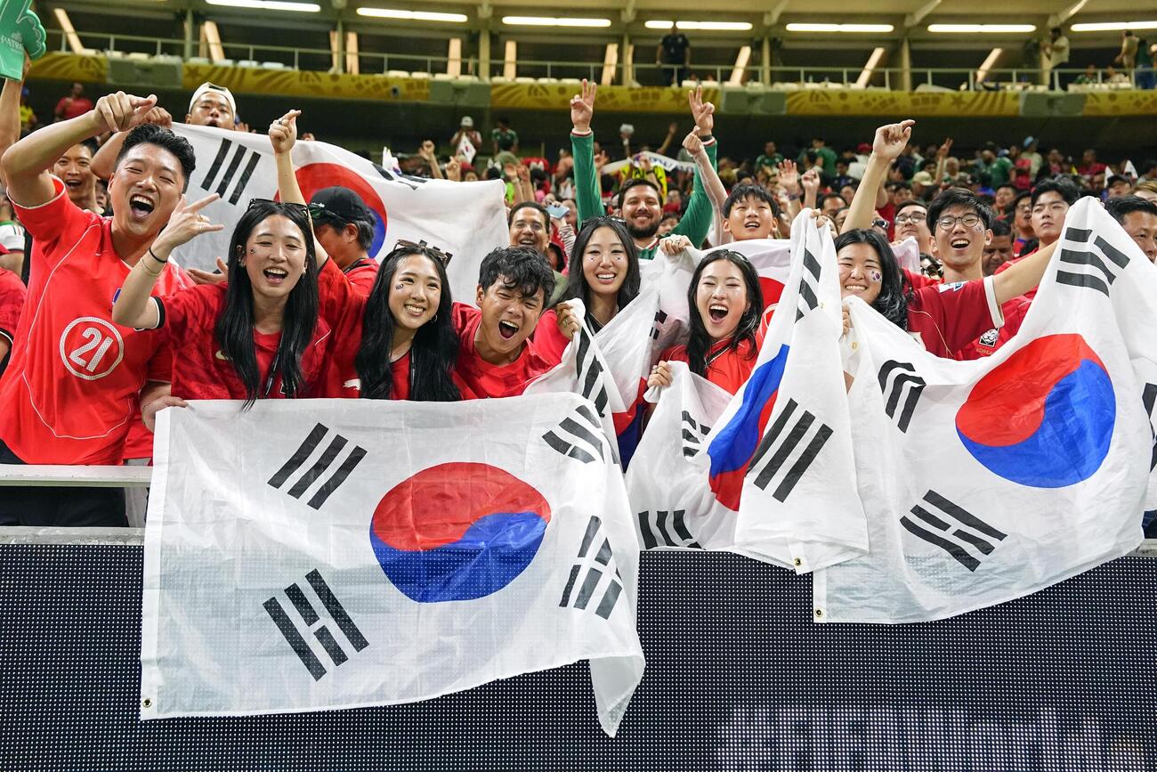 チェコに勝利し、喜ぶ韓国サポーター＝グアダラハラ（共同）