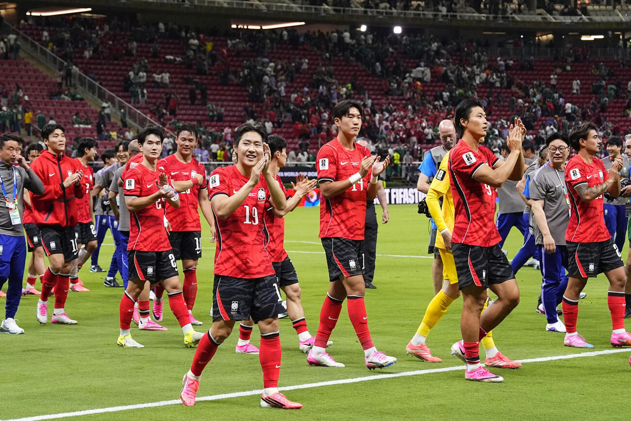 チェコに逆転勝ちし、サポーターの歓声に応える韓国の選手たち＝グアダラハラ（共同）