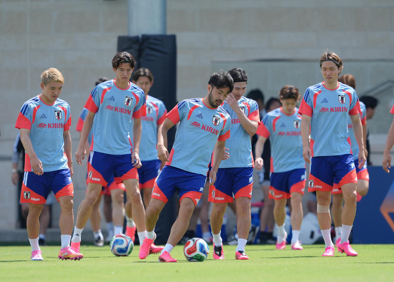 サッカー日本代表W杯北中米大会ベースキャンプ　練習に臨む菅原由勢（中央）、板倉滉（右端）ら（撮影・足立雅史）