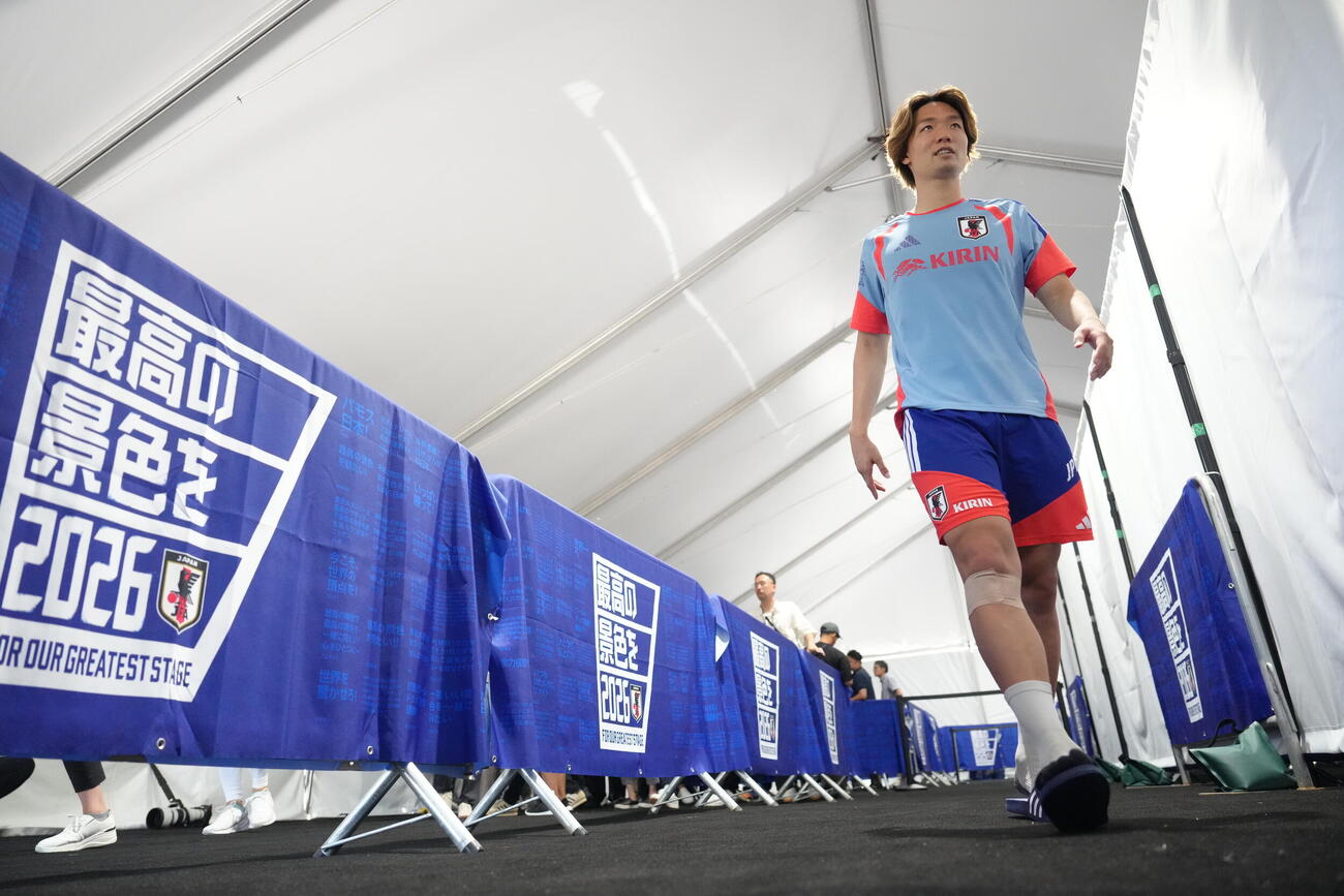 サッカー日本代表W杯北中米大会ベースキャンプ　練習後、取材に応じた板倉滉