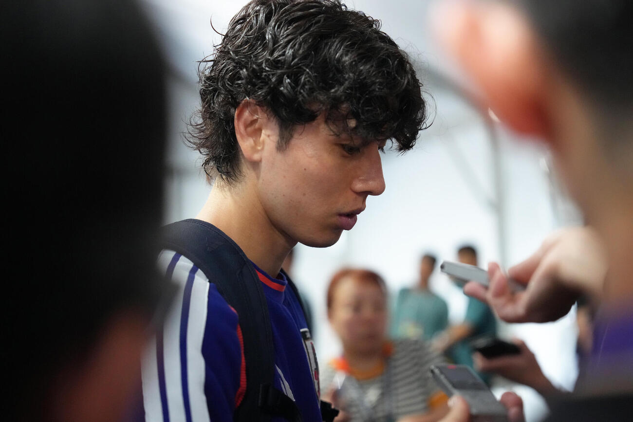サッカー日本代表W杯北中米大会ベースキャンプ　練習後、取材に応じる田中碧（撮影・足立雅史）