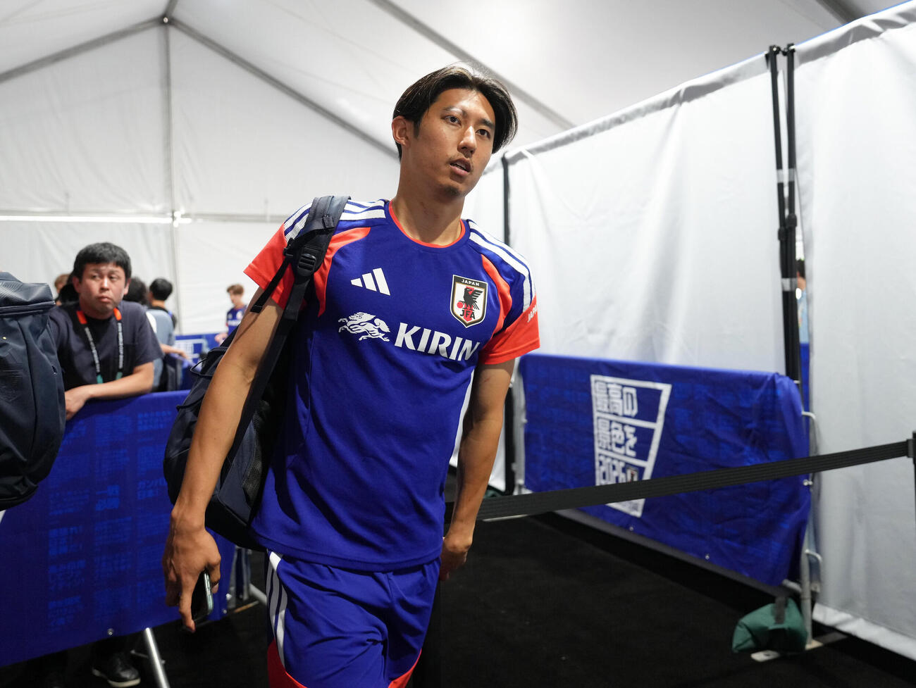 練習後、取材エリアを移動する伊藤洋輝（撮影・足立雅史）