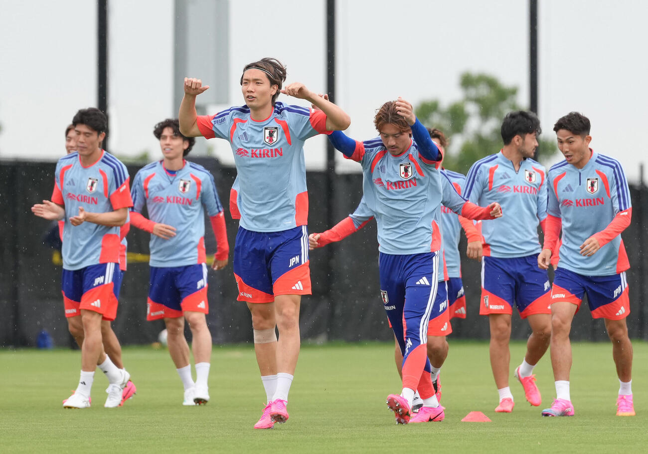 サッカー日本代表W杯北中米大会ベースキャンプ　練習に臨む板倉滉（左から3人目）ら（撮影・足立雅史）