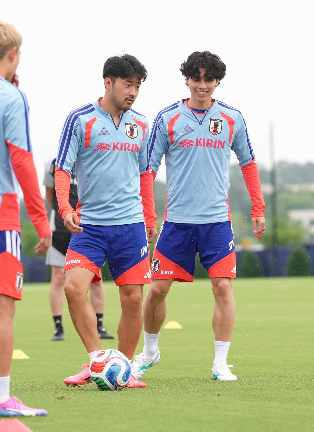 ボール回しする菅原由勢（左）と田中碧（撮影・足立雅史）