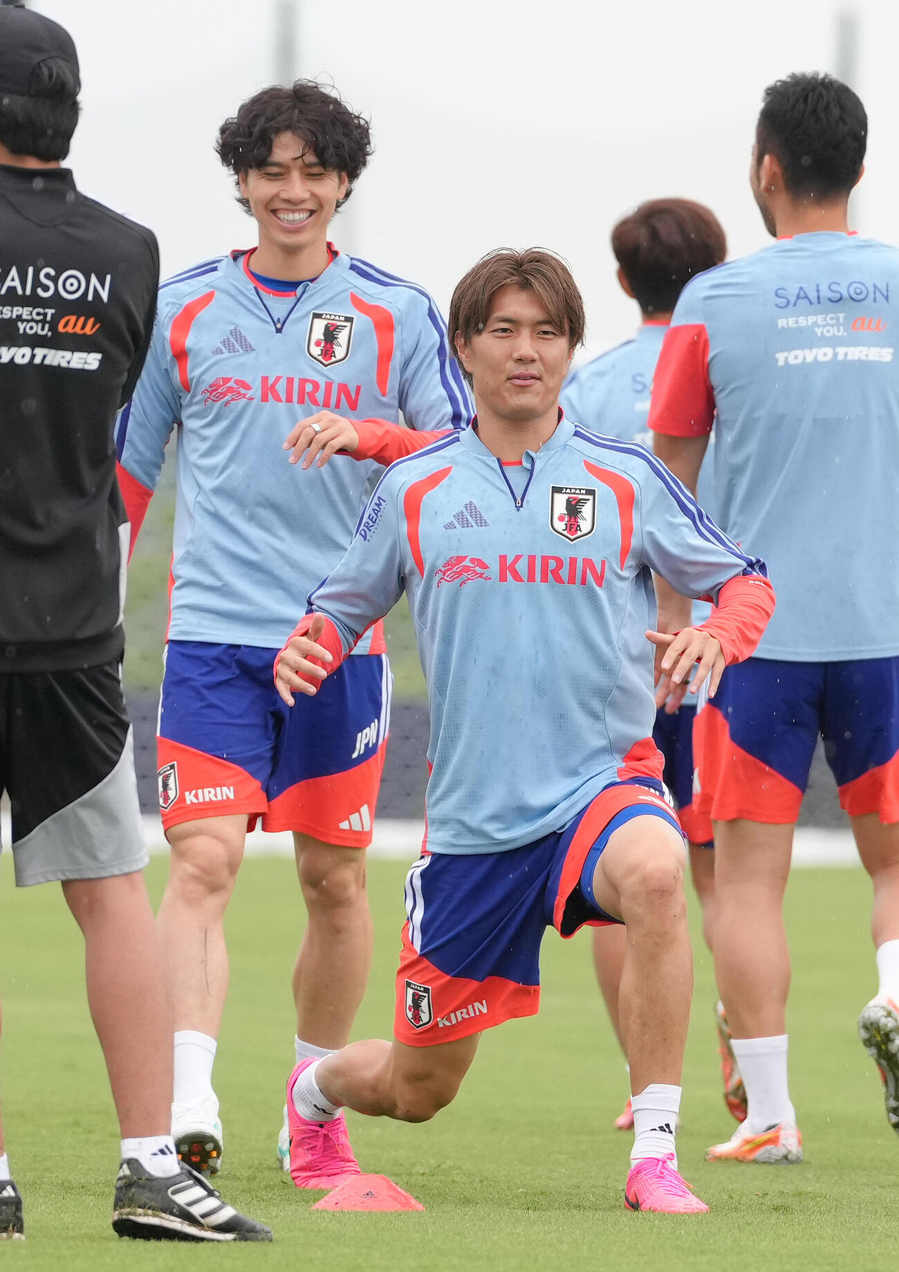 調整する田中碧（左）と小川航基（撮影・足立雅史）