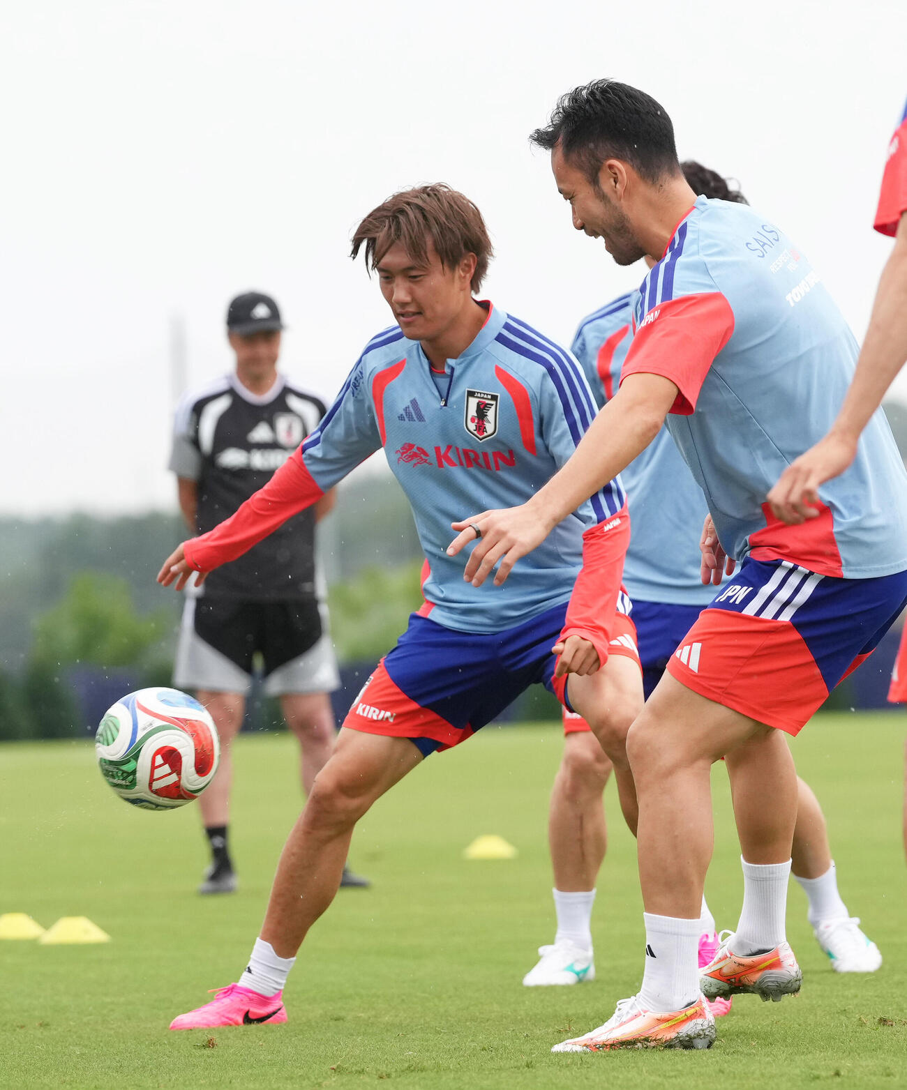 ボール回しする小川航基（左）と吉田麻也（撮影・足立雅史）