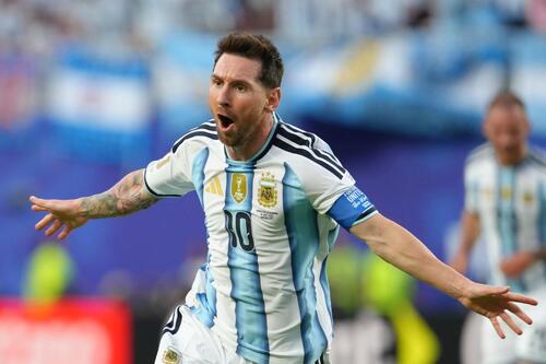 先制ゴールを決め、喜ぶアルゼンチンのメッシ(AP)