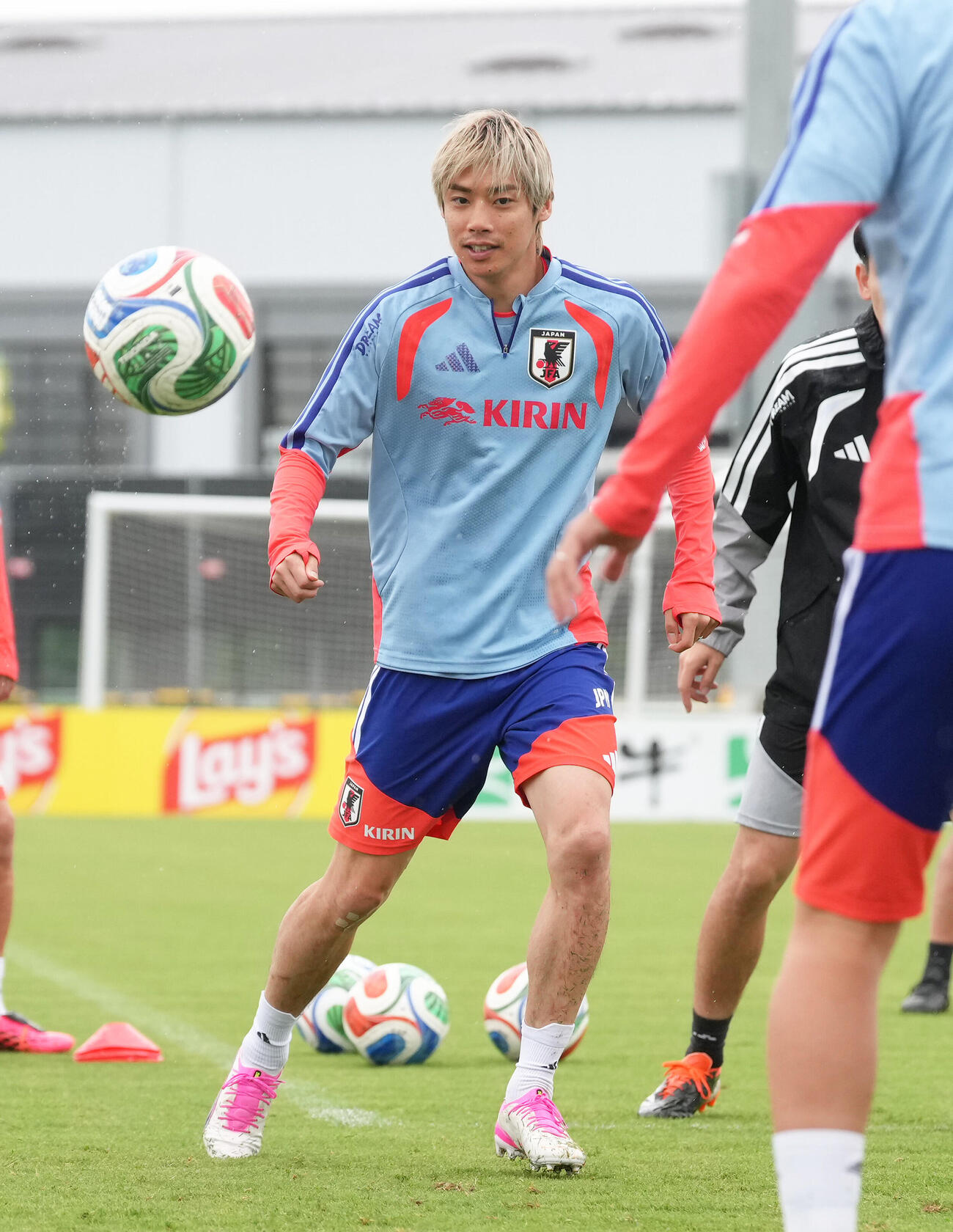 サッカー日本代表W杯北中米大会ベースキャンプ　ボール回しする伊東純也（撮影・足立雅史）