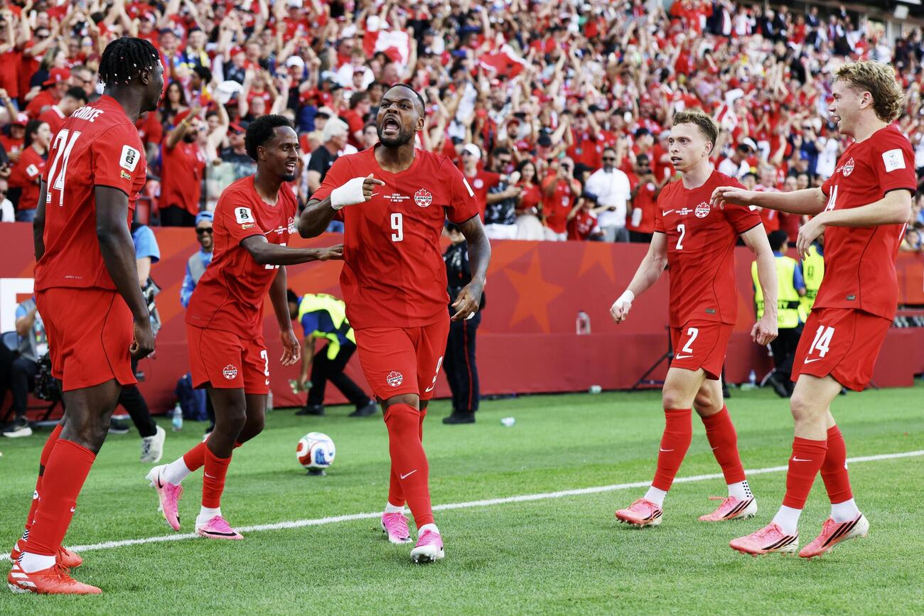 サッカーW杯北中米3カ国大会1次リーグのボスニア・ヘルツェゴビナ戦で、同点ゴールを決め喜ぶカナダのラリン（9）（ゲッティ＝共同）