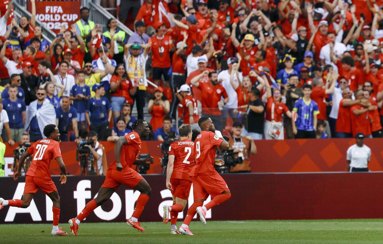 サッカーW杯北中米3カ国大会1次リーグのボスニア・ヘルツェゴビナ戦で、同点ゴールを決め駆け出すカナダのラリン（右端）（共同）