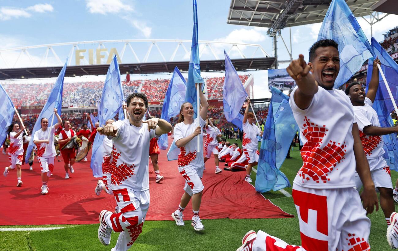 サッカーW杯北中米3カ国大会1次リーグのカナダ－ボスニア・ヘルツェゴビナ戦を前に開かれた開幕セレモニーに登場したパフォーマー（共同）
