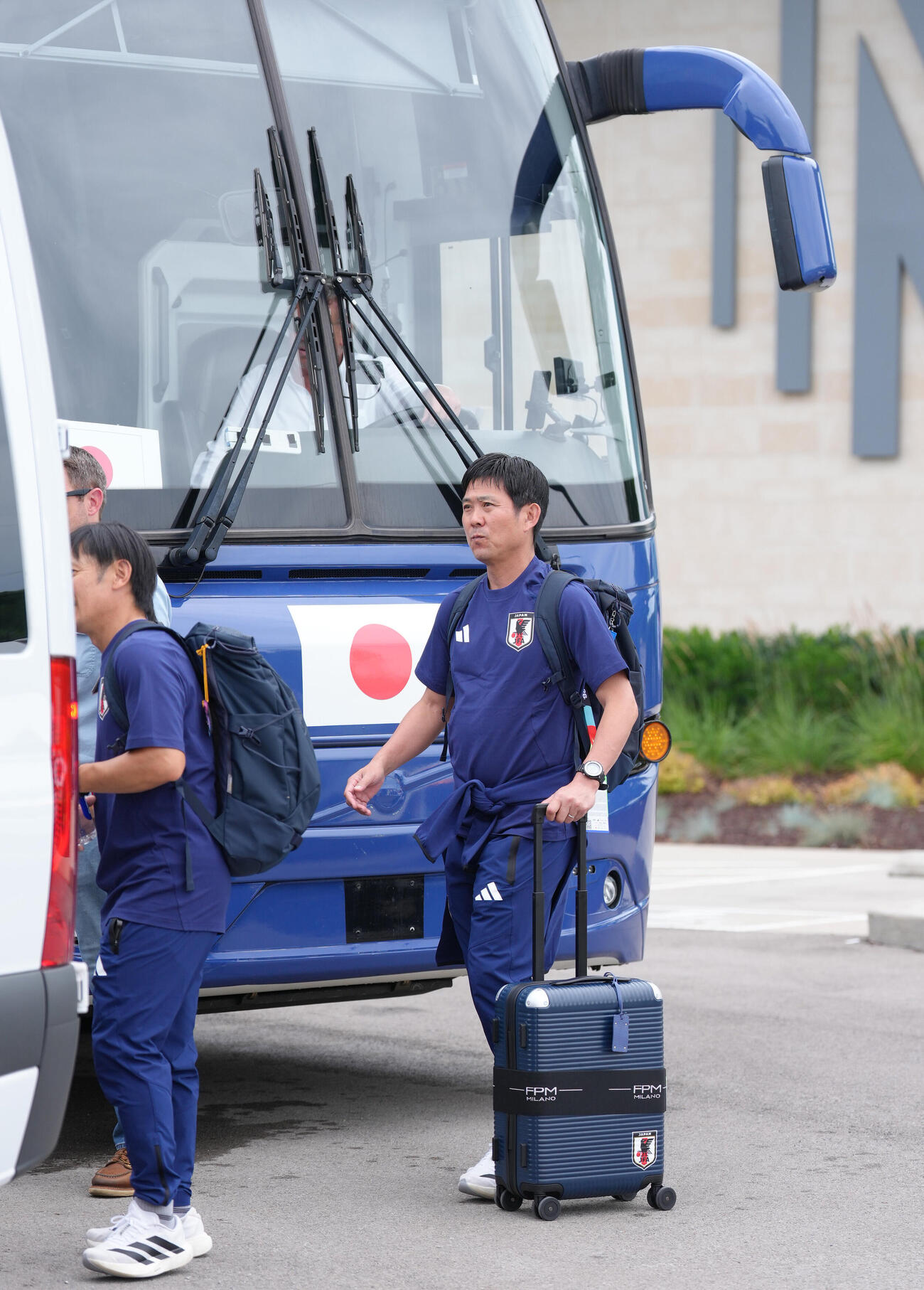 サッカー日本代表W杯北中米大会ベースキャンプ　米国・ナッシュビルの練習施設でバスに乗り込む森保一監督。この後、飛行機遅延のため出発が遅れる（撮影・足立雅史）