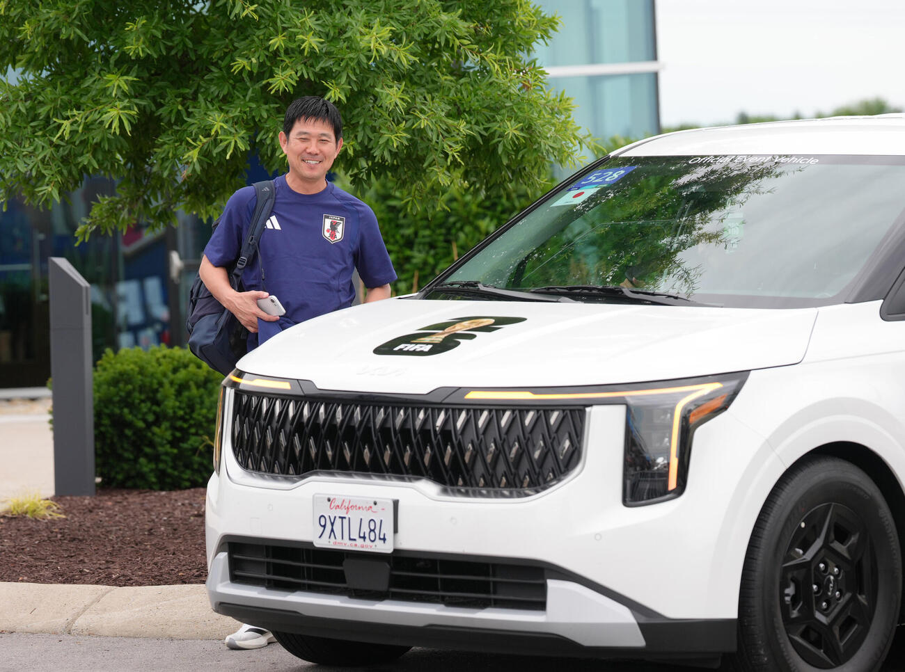 サッカー日本代表W杯北中米大会ベースキャンプ　米国・ナッシュビルの練習施設の出発が飛行機遅延のため遅れるも、関係者と笑顔で話す森保一監督（撮影・足立雅史）