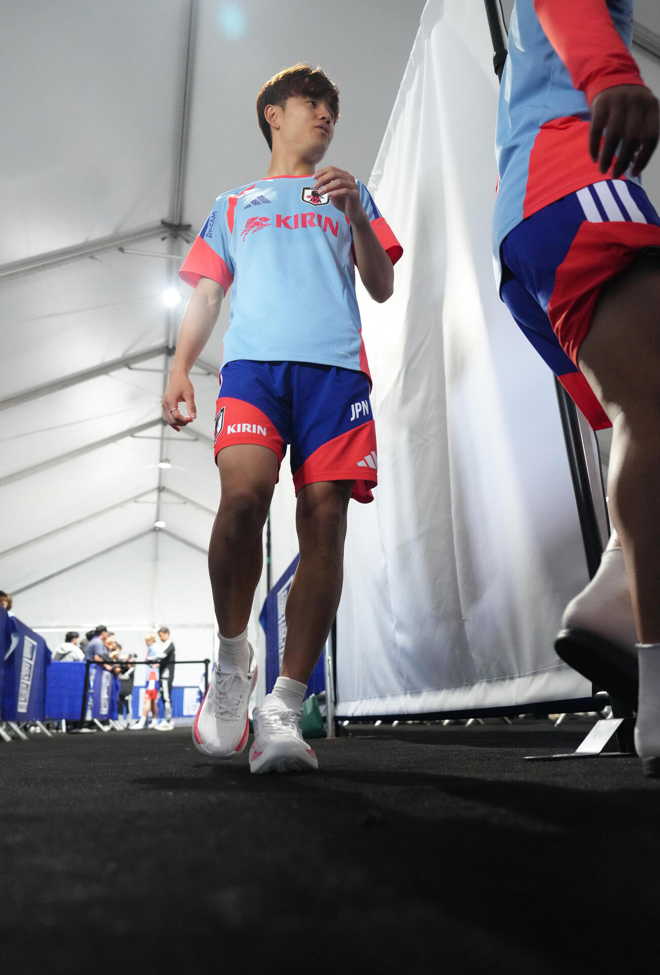 サッカー日本代表W杯北中米大会ベースキャンプ　練習後、取材エリアを移動する久保建英（撮影・足立雅史）＝2026年6月12日（現地時間）