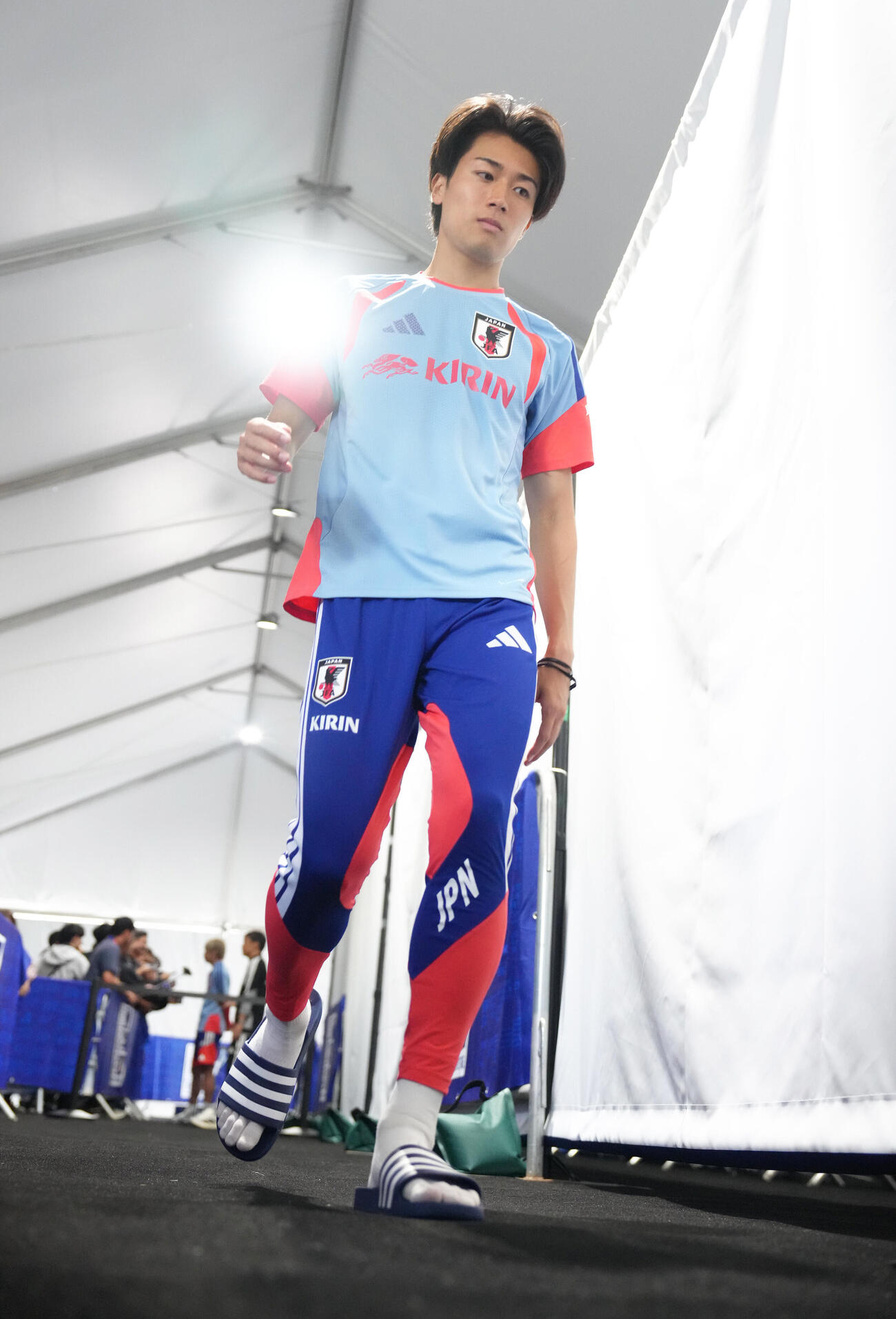サッカー日本代表W杯北中米大会ベースキャンプ　取材エリアを移動する中村敬斗（撮影・足立雅史）＝2026年6月12日（現地時間）