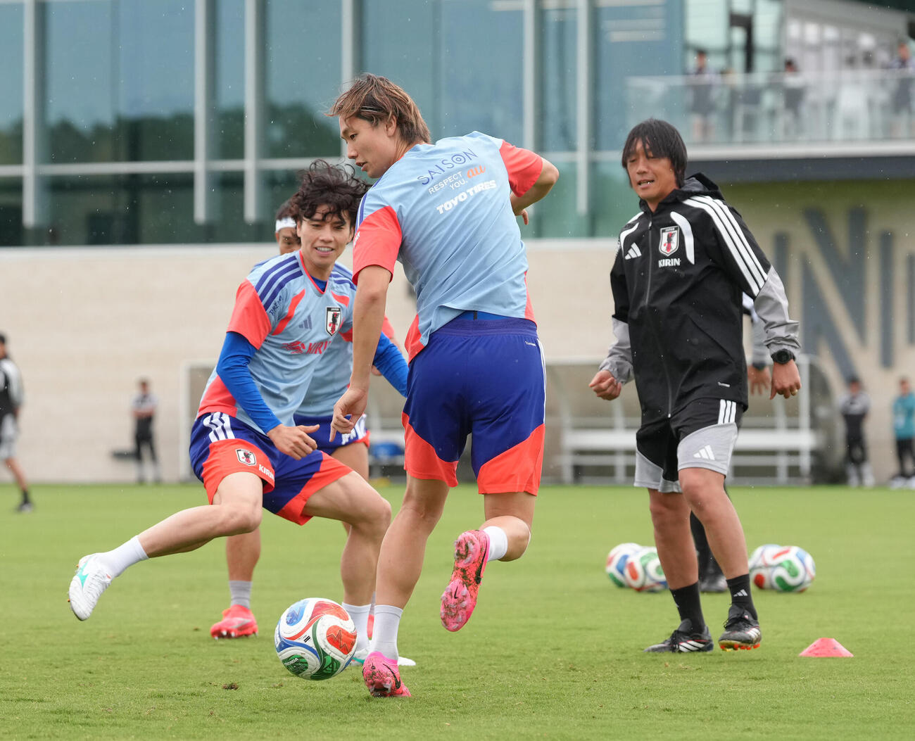 ボール回しする、左から田中碧、板倉滉、中村俊輔コーチ（撮影・足立雅史）