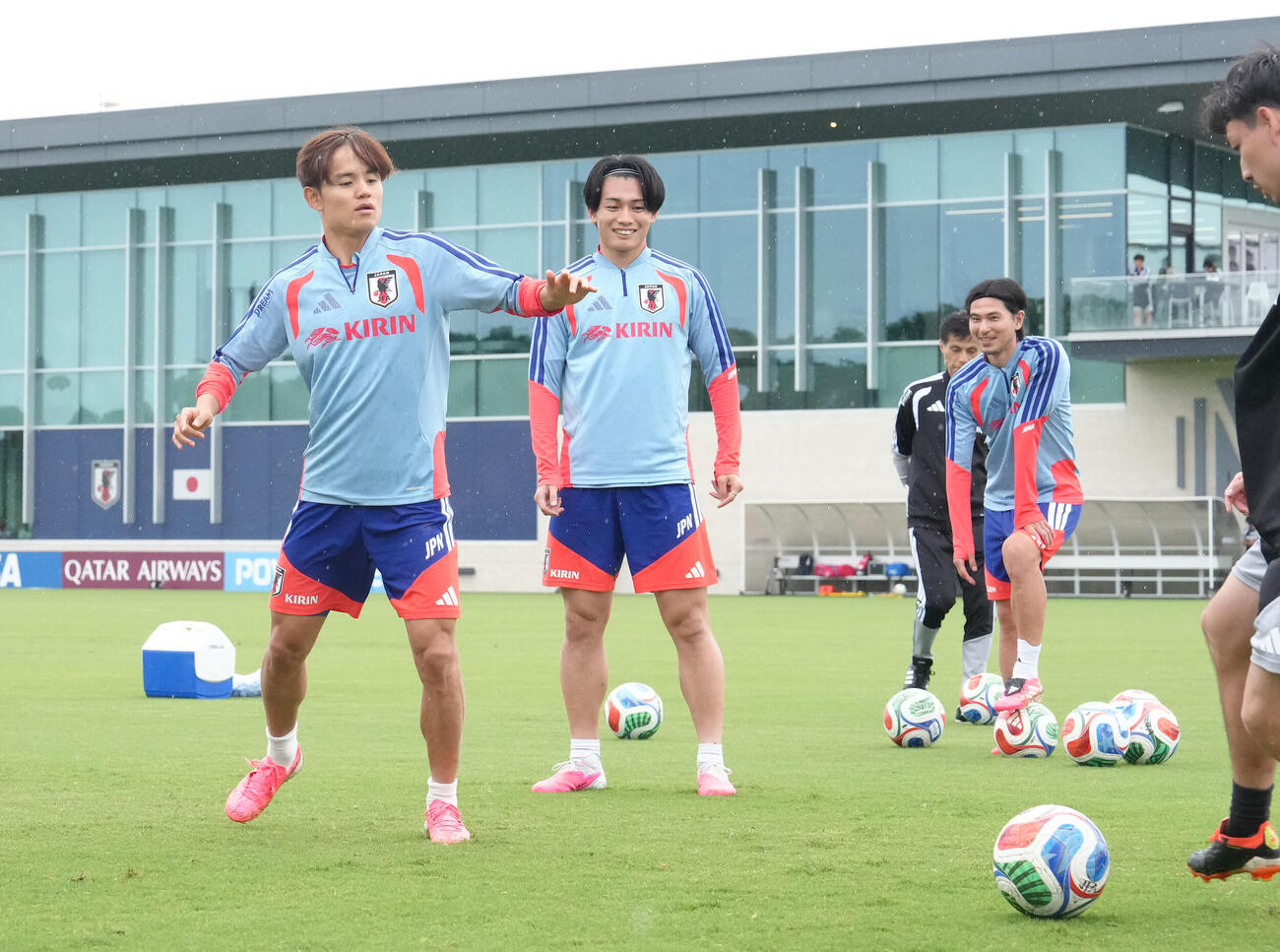 練習に臨む、左から久保建英、上田綺世、南野拓実（撮影・足立雅史）