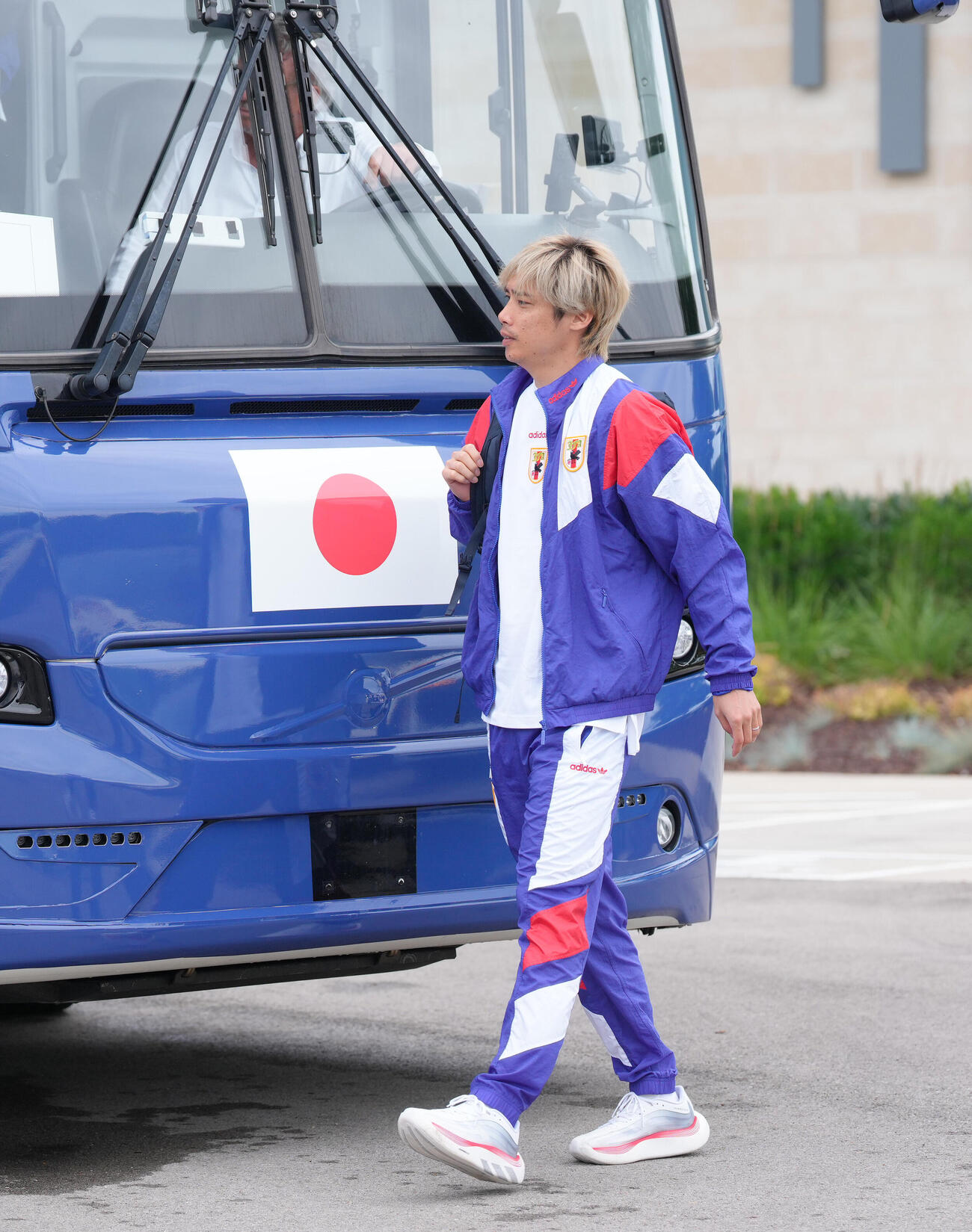サッカー日本代表W杯北中米大会ベースキャンプ　米国・ナッシュビルの練習施設からバスに乗り込む伊東純也（撮影・足立雅史）