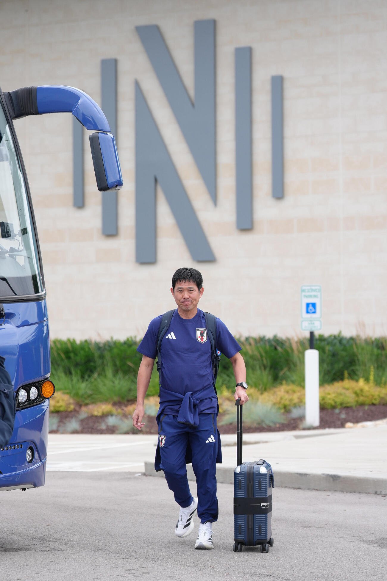 サッカー日本代表W杯北中米大会ベースキャンプ　米国・ナッシュビルの練習施設でバスに乗り込む森保一監督。この後、飛行機遅延のため出発が遅れる（撮影・足立雅史）＝2026年6月12日（現地時間）