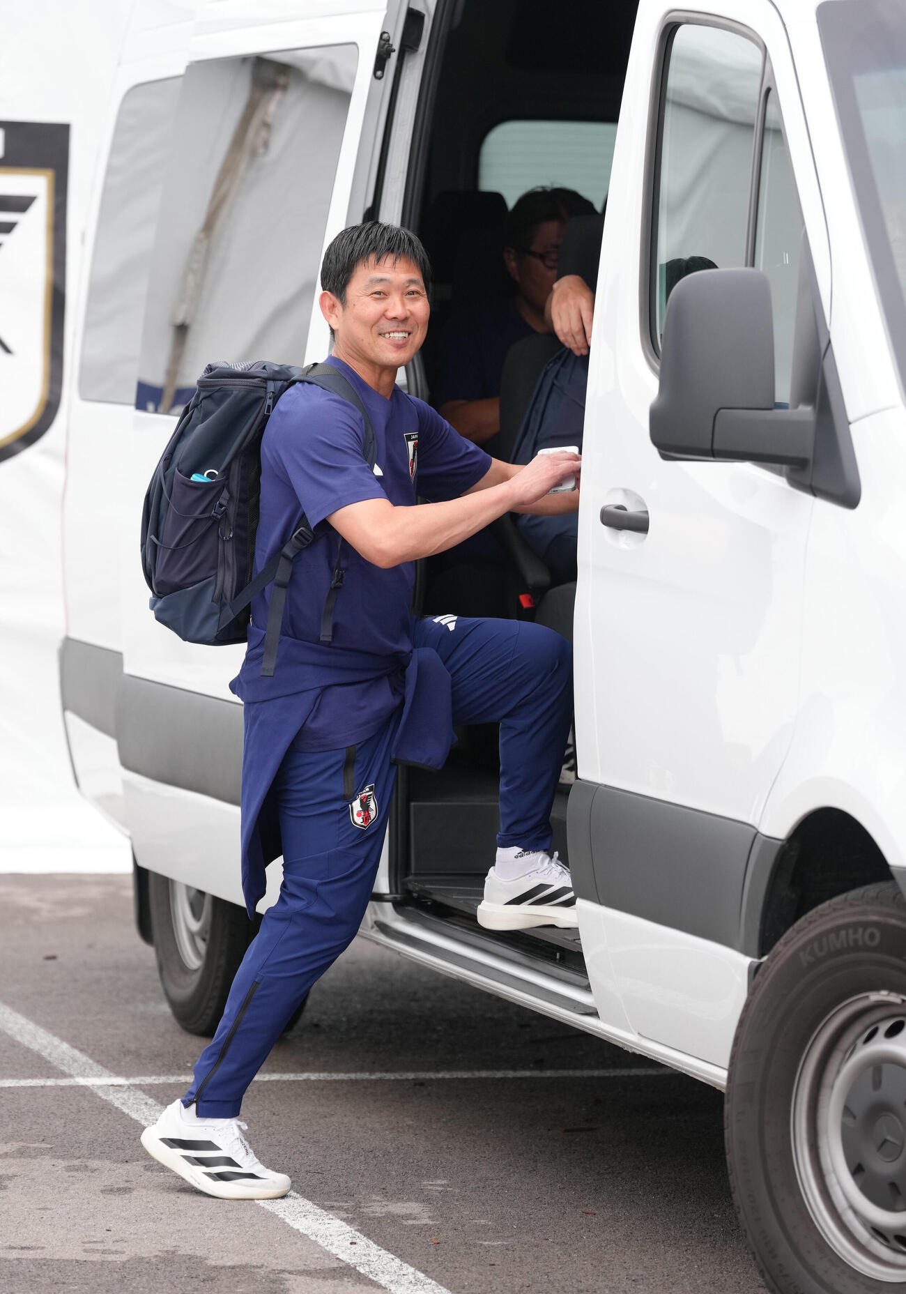 サッカー日本代表W杯北中米大会ベースキャンプ　米国・ナッシュビルの練習施設から再度、車に乗り込む森保一監督（撮影・足立雅史）