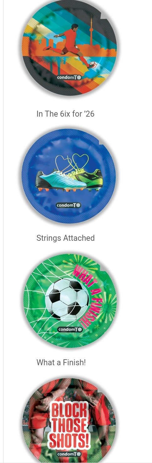 カナダ・トロントで無料配布されているサッカーをモチーフとした包装紙の限定コンドーム画像（トロント公衆衛生局公式サイトから）