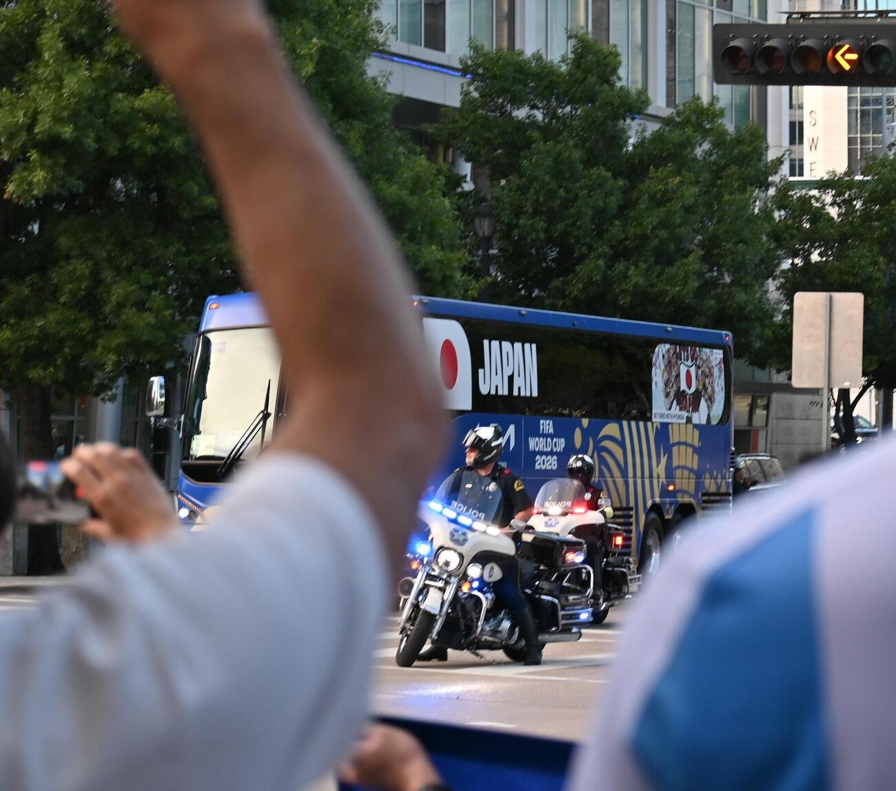 ダラスに到着し、バイクに先導されながら宿舎に入る日本代表のバス