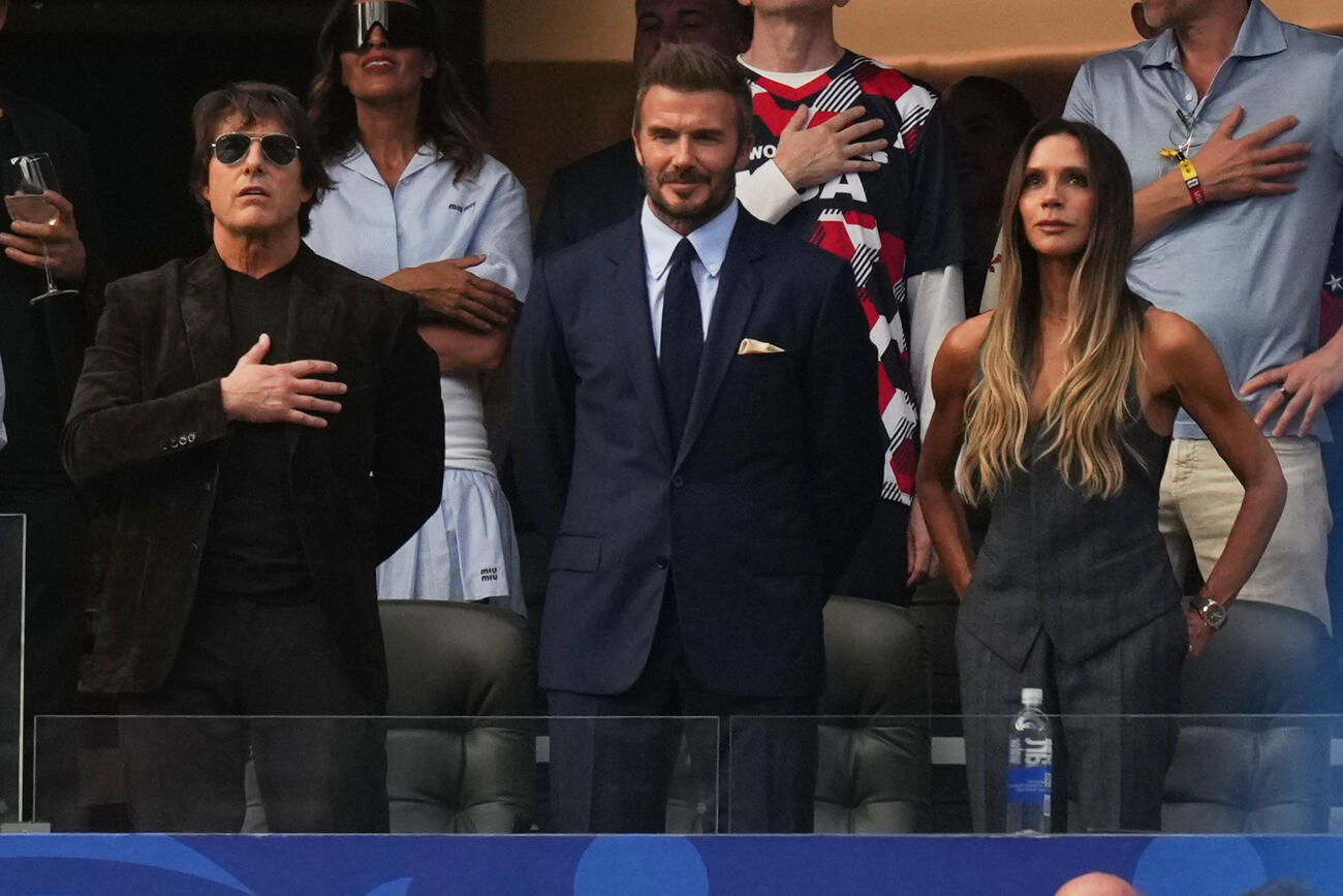 米国－パラグアイ戦に来場した左からトム・クルーズ、デービッド・ベッカム、妻のビクトリア（AP）