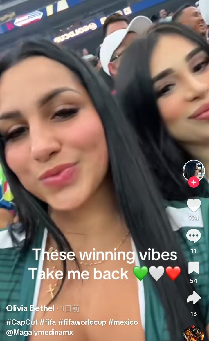 SNSに投稿されたオリビア・ベセル（左）とマガリー・メディナムがメキシコを応援する動画（ベセルの公式TikTokから）