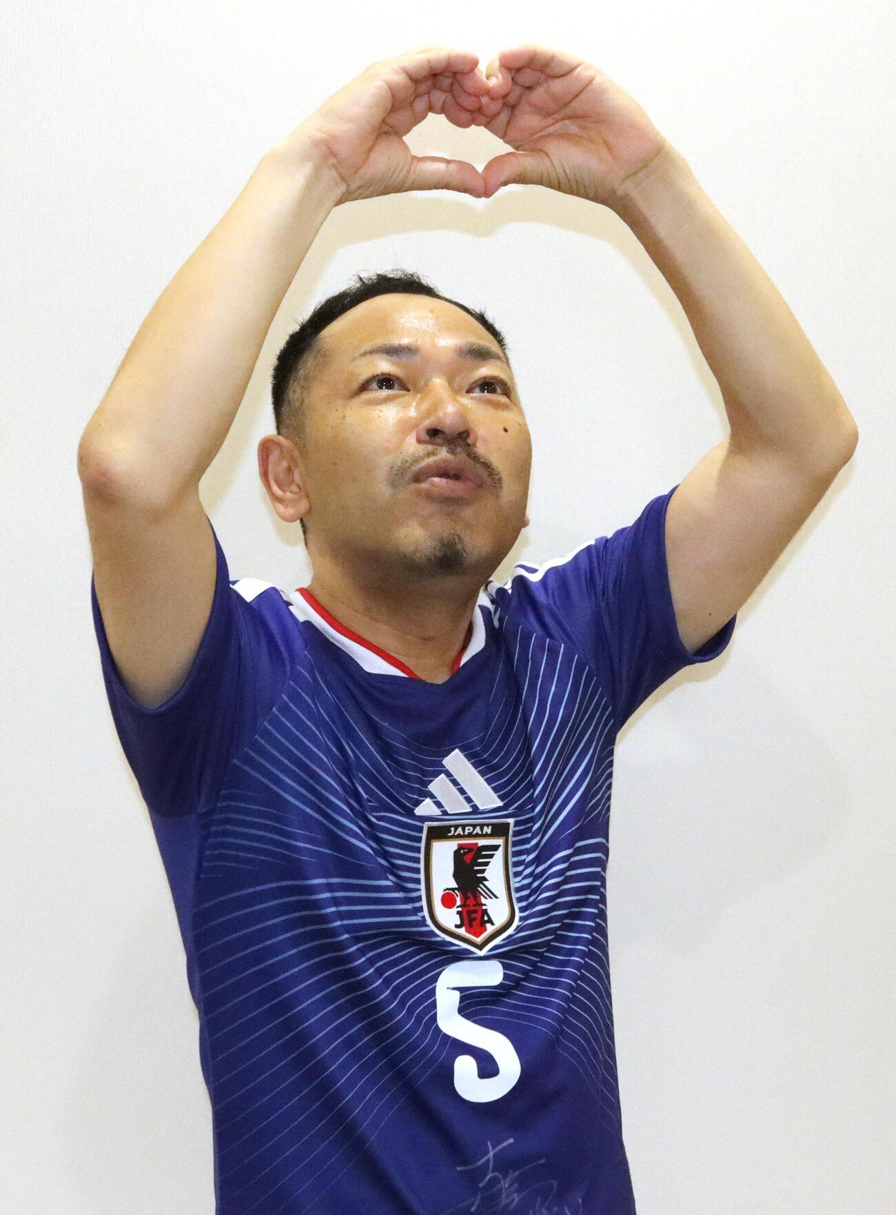 長友佑都のものまねをするムッチー鈴木（撮影・栗林真菜）