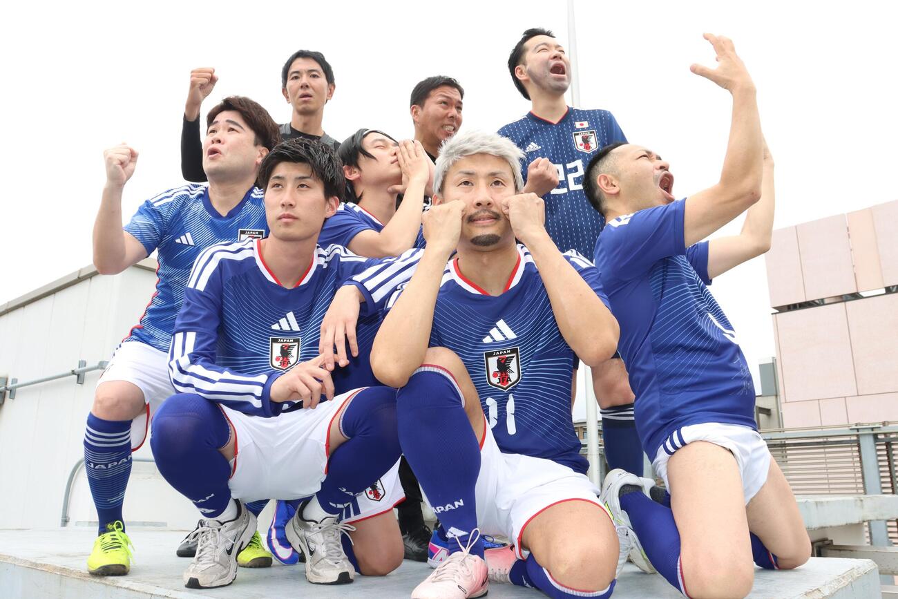 ゴールパフォーマンスのポーズを決める「ちょいまねJAPAN」のメンバー。前列左から鎌田大二、前田大自然、中列左から佐野改修工事中、上田ややせ、ムッチー鈴木、後列左からニセベ、長谷部まこ整ってない、吉田麻ネ也（撮影・栗林真菜）