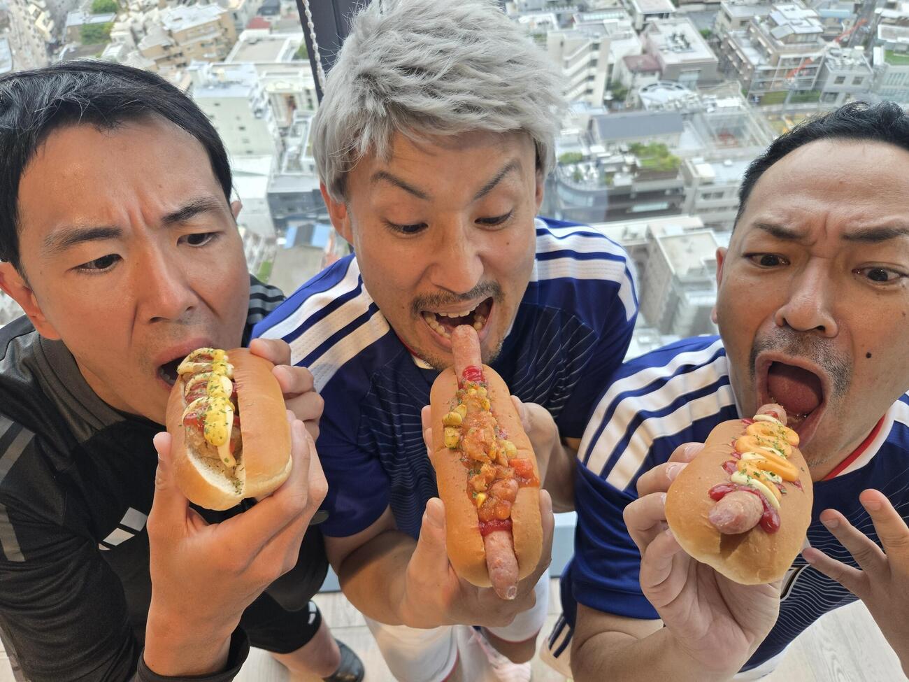 日本代表と1次リーグF組で対戦する3国をイメージしたホットドック。右端のムッチー鈴木（DF長友佑都）は初戦オランダをイメージしたオレンジ色のチェダーチーズをトッピング。中央の前田大自然（FW前田大然）は2戦目チュニジアのピリ辛ソース「ハリッサ」を掛けた。左端のニセベ（長谷部誠コーチ）はスウェーデンの国民食ミートボールを具にした