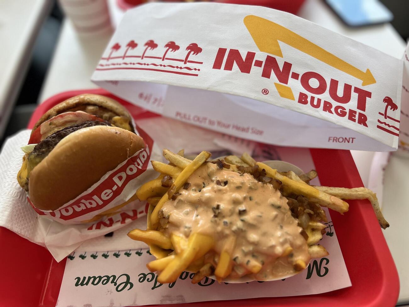 日本代表の練習拠点に隣接するハンバーガーショップ「IN－N－OUT BURGER］の人気メニュー「Double－Double」アニマルスタイル