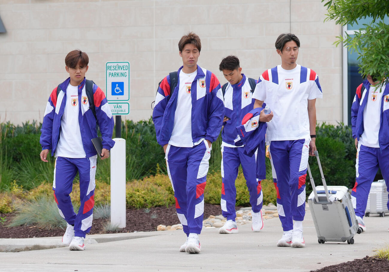 サッカー日本代表W杯北中米大会ベースキャンプ　米国・ナッシュビルの練習施設からバスに乗り込む、左から久保建英、鎌田大地、伊藤洋輝ら（撮影・足立雅史）