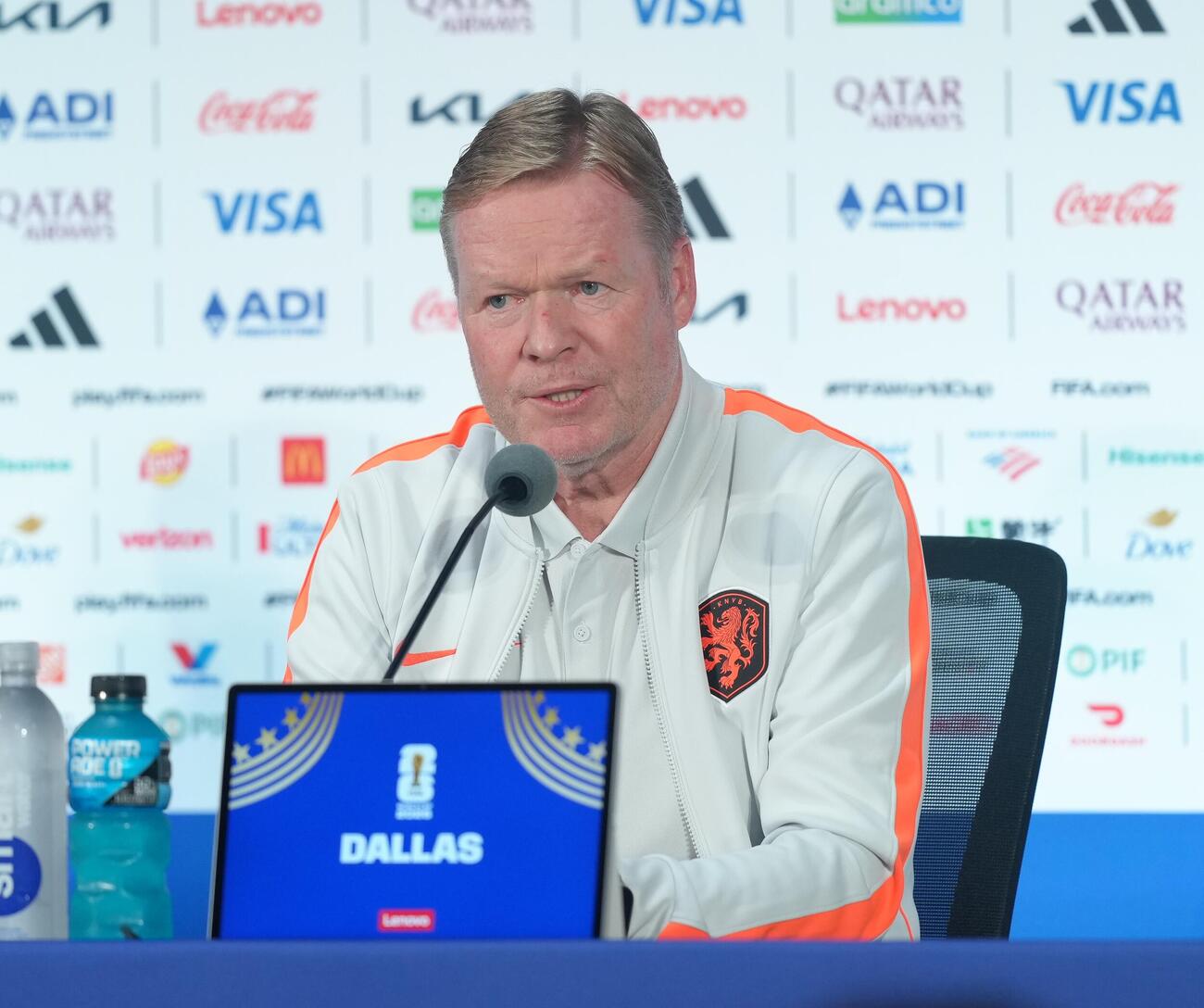 サッカー日本代表W杯北中米大会関連　　公式会見に臨むオランダのクーマン監督（撮影・足立雅史）