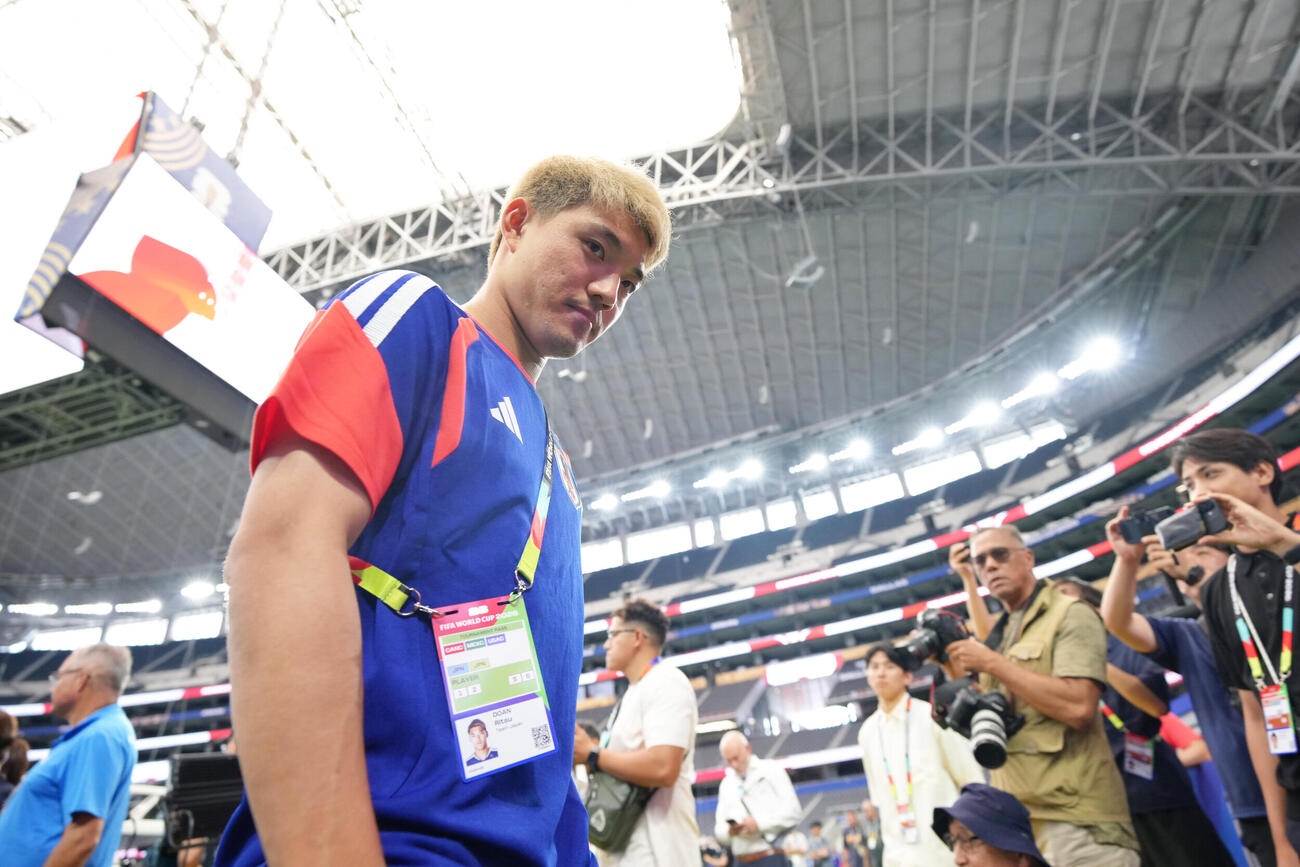 サッカー日本代表W杯北中米大会関連　オランダ戦の行われるダラススタジアムのピッチの確認を終え、引き揚げる堂安律（撮影・足立雅史）