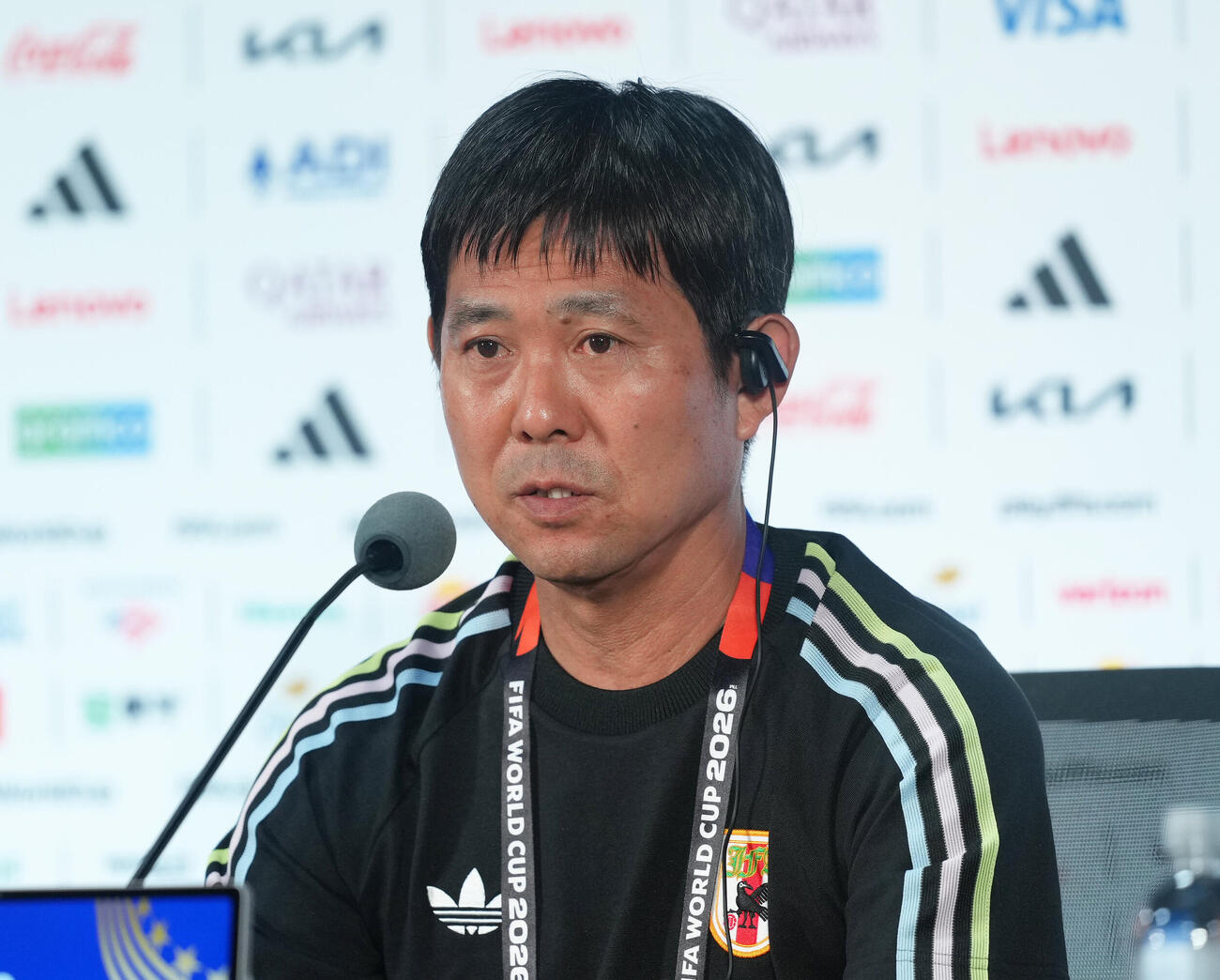 公式会見で神妙な表情を見せる森保一監督（撮影・足立雅史）