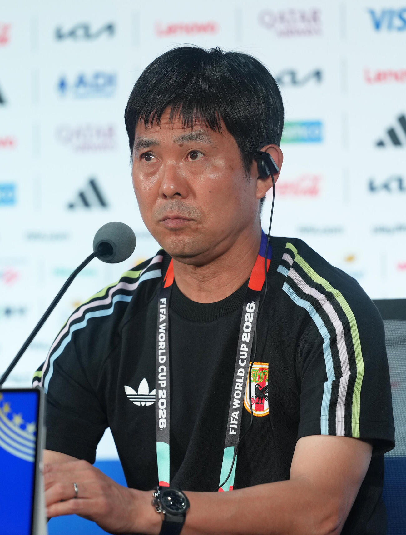 公式会見で神妙な表情を見せる森保一監督（撮影・足立雅史）