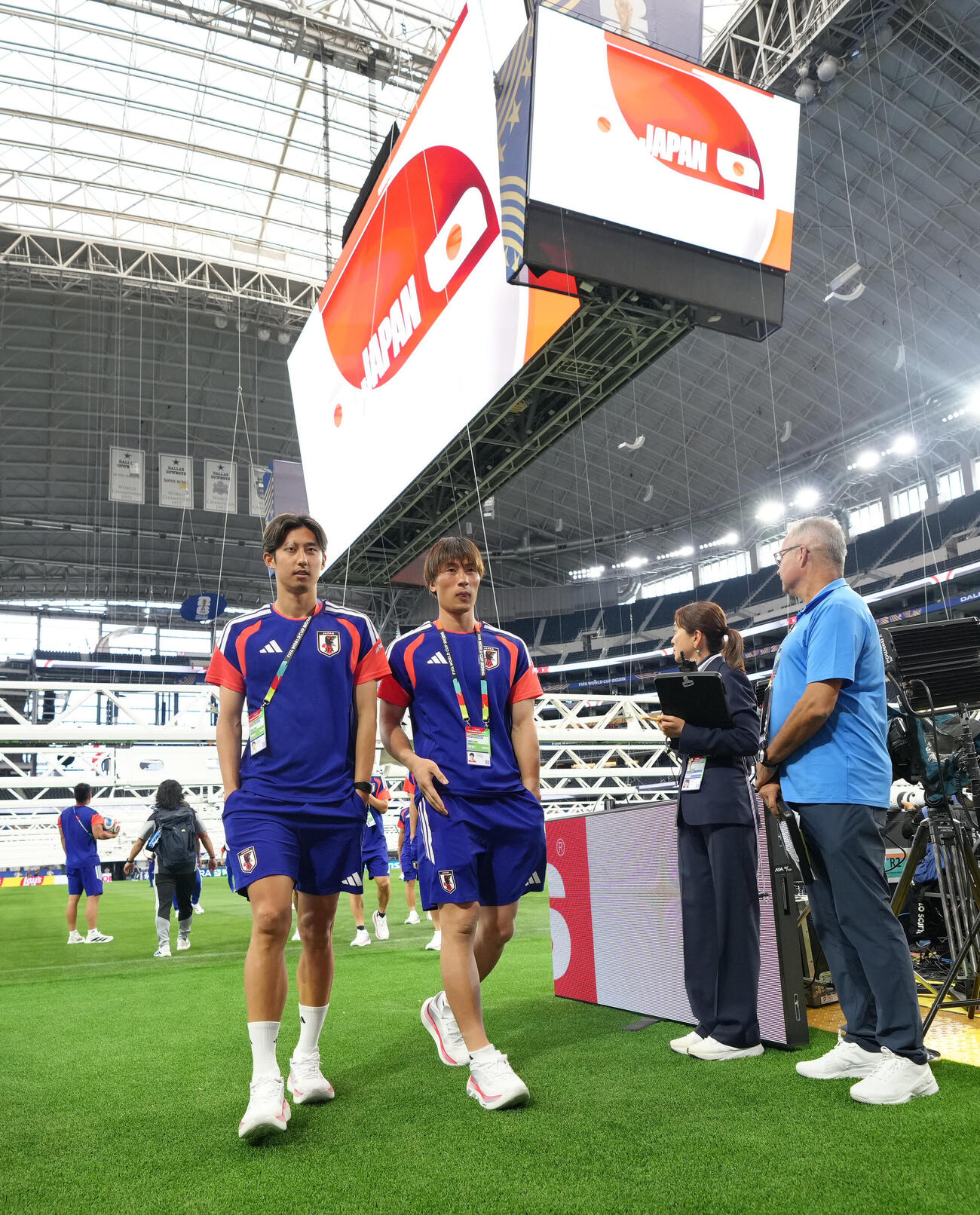 オランダ戦の行われるダラススタジアムのピッチの確認を終え、引き揚げる伊藤洋輝（左）と小川航基（撮影・足立雅史）